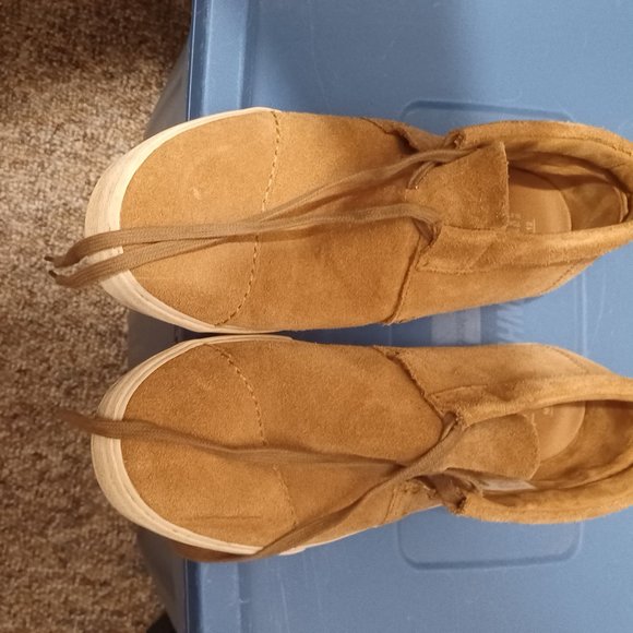 Tom's leather boat sneakers size 12M or Regular. color Tan. - Picture 4 of 7